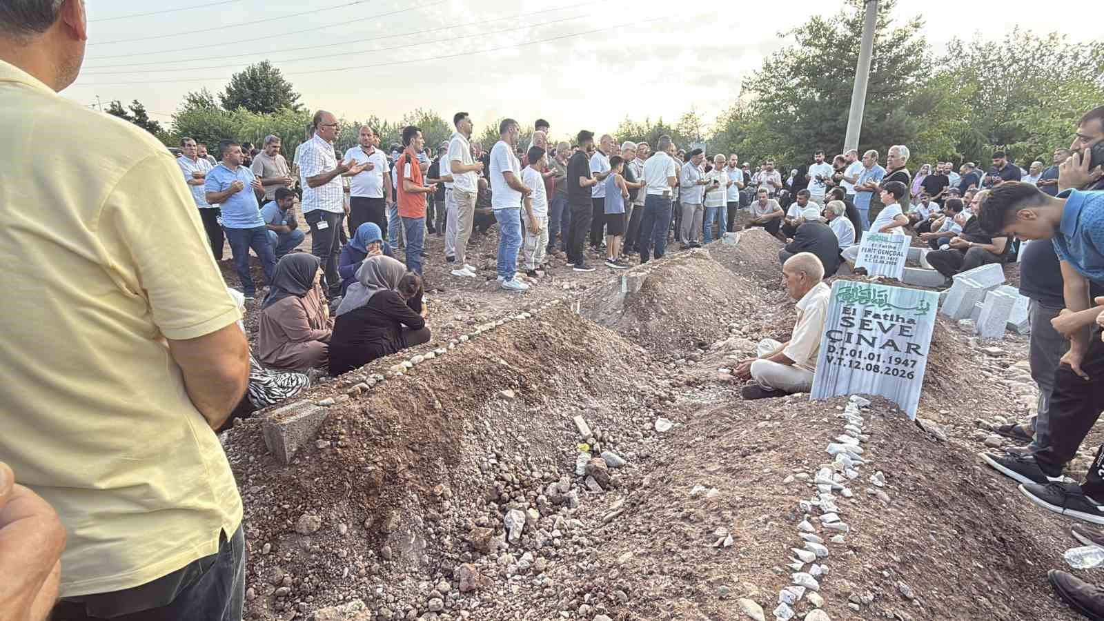 diyarbakir-daki-feci-kazada-olen-5-kardes-ve-2-yegen-yan-yana-defnedildi