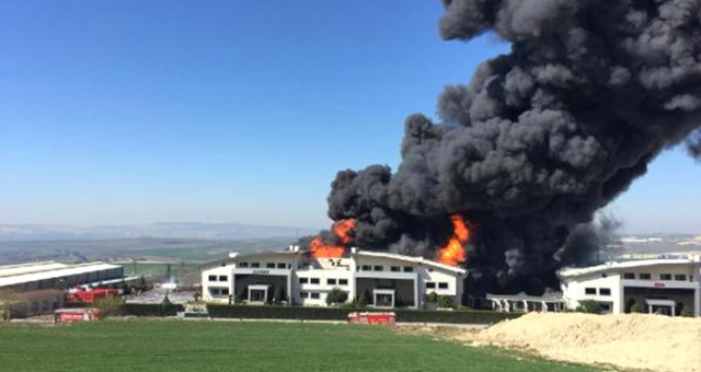 Hadımköy'de 3 Katlı Fabrikada Yangın! Patlama Sesleri Duyuldu