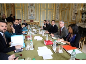 Macron, Şanzelize’yi Kapatmaya Hazırlanıyor