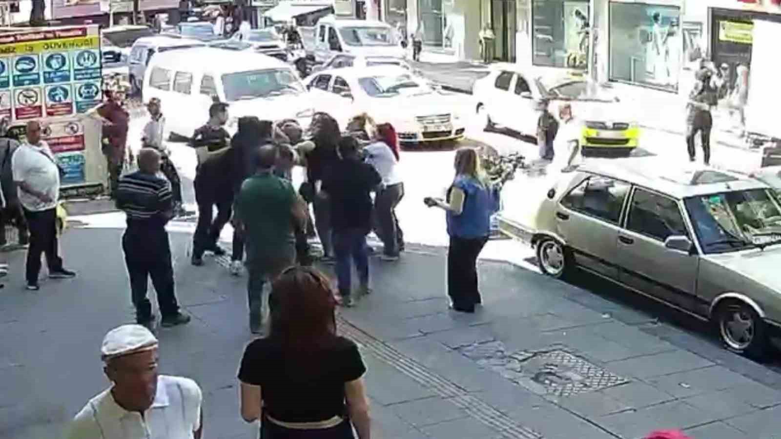 kaza-sonrasi-cikan-kavgada-ortalik-savas-alanina-dondu-kadin-surucuyu-boyle-darp-etti