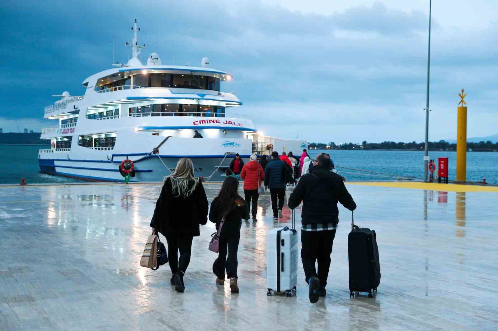 aliaga-midilli-seferleri-beklentileri-asti-35-bin-yolcu