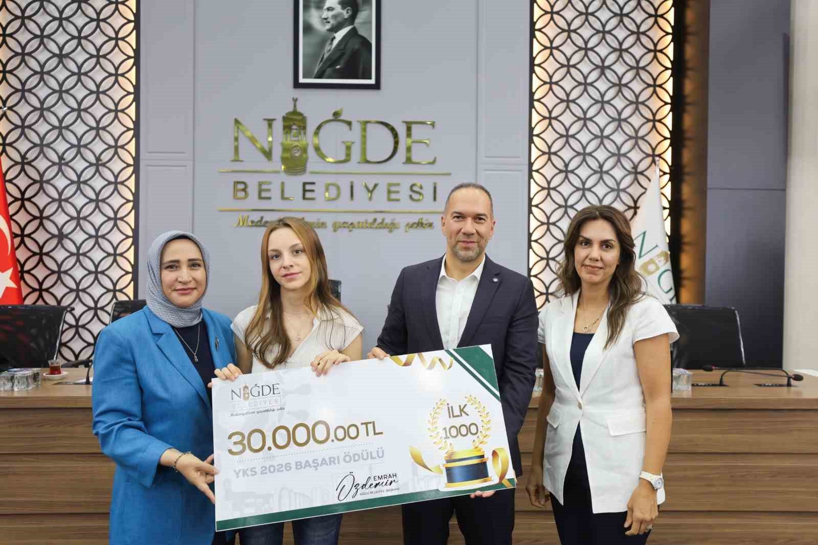 baskan-ozdemir-den-yks-sampiyonlarina-anlamli-destek