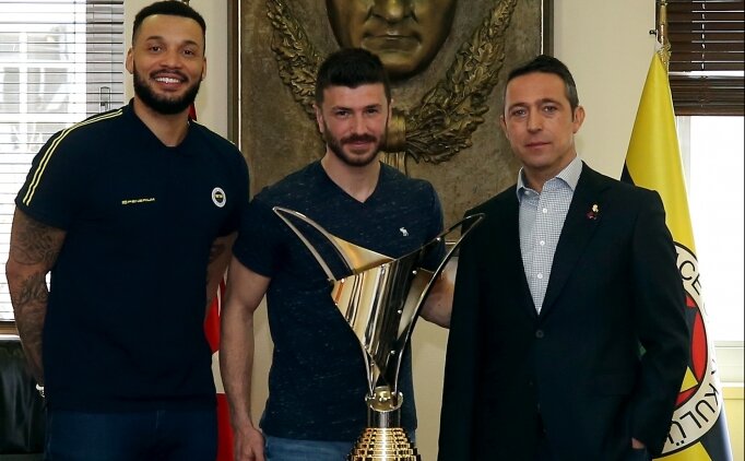 Şampiyon Voleybolculardan Ali Koç'a Ziyaret
