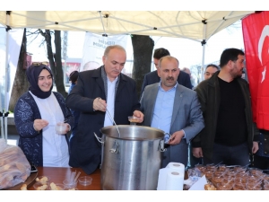 Özlü, Kuru Ekmek Ve Hoşaf Dağıttı