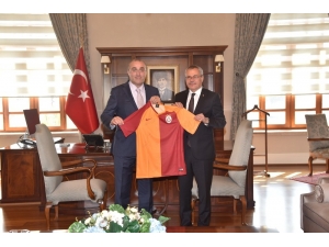 Albayrak’tan Vali Deniz’e Galatasaray Forması