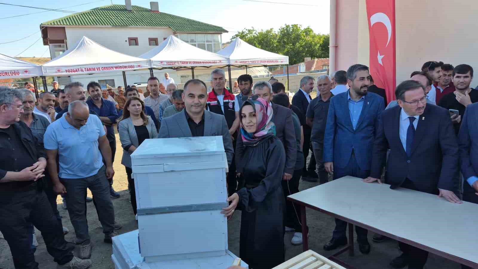 yozgat-ta-aricilara-hibe-destekli-kovan-dagitimi-yapildi