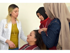 Genç Kızlar Kuaför Olmak İçin Mücadele Ediyor