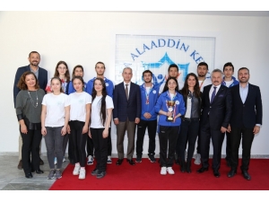 Alkü Müsabakalardan Madalyalar Ve Kupa İle Döndü