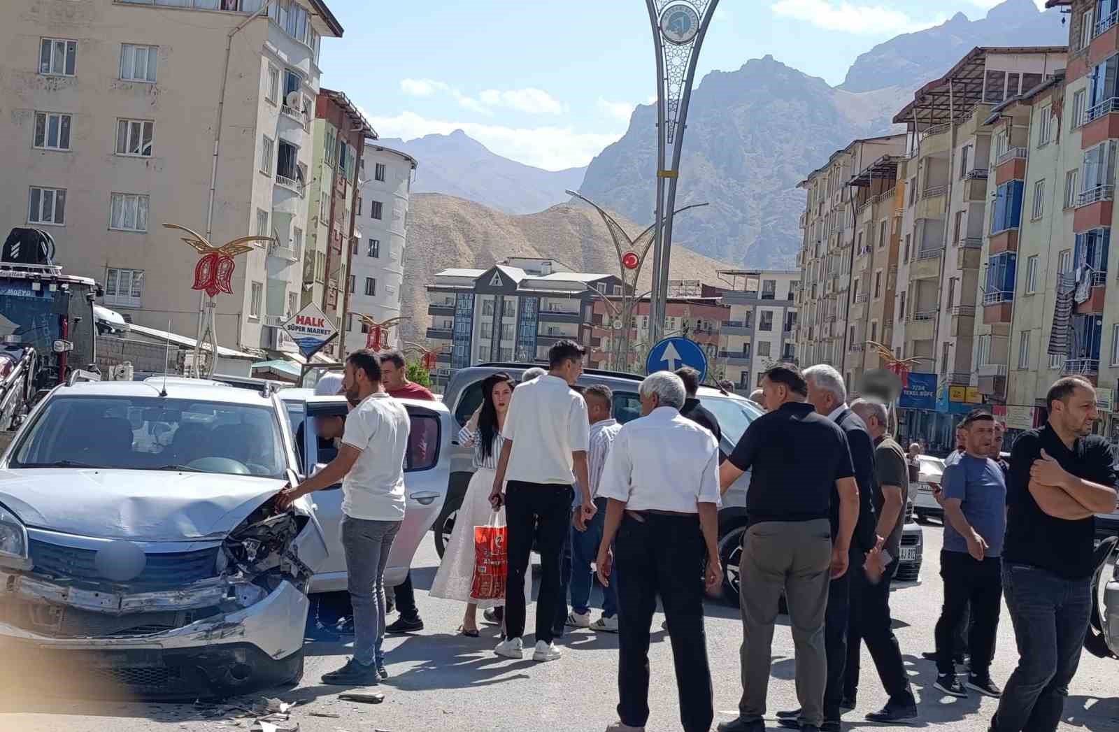 hakkari-de-iki-arac-carpisti-1-yarali