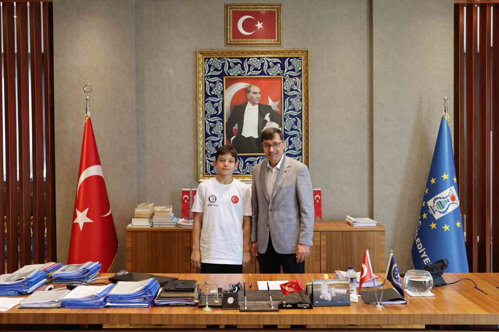 belediye-baskani-kahveci-milli-yuzucu-omer-cengiz-i-agirladi