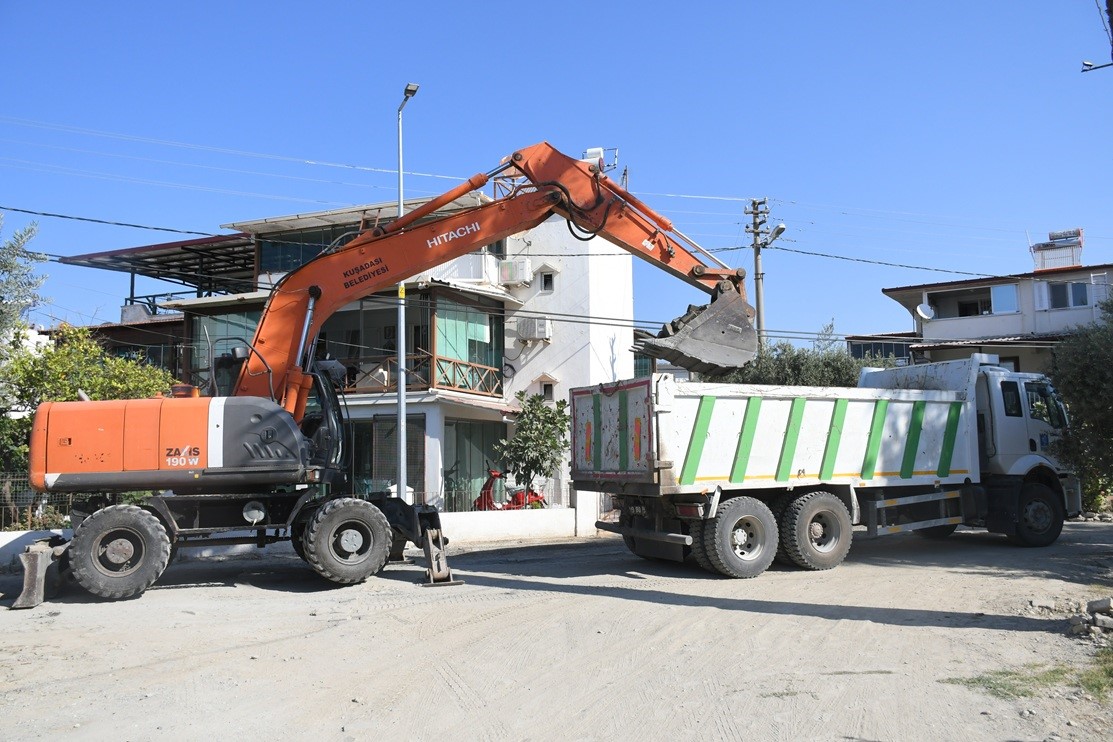 kusadasi-nda-12-bin-metrekarelik-yeni-yol-calismasi-basladi