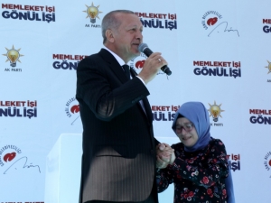 Cumhurbaşkanı Erdoğan, Kendisine Mektup Yazan Şevval’le Sahnede Buluştu