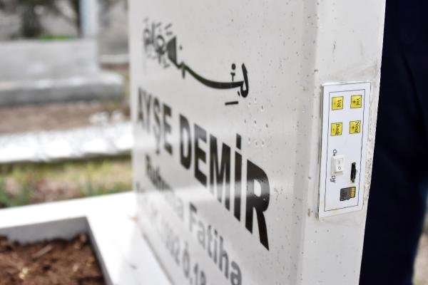 Sesli Dua Okuyan Mezar Taşını Gören Cep Telefonuna Sarılıyor