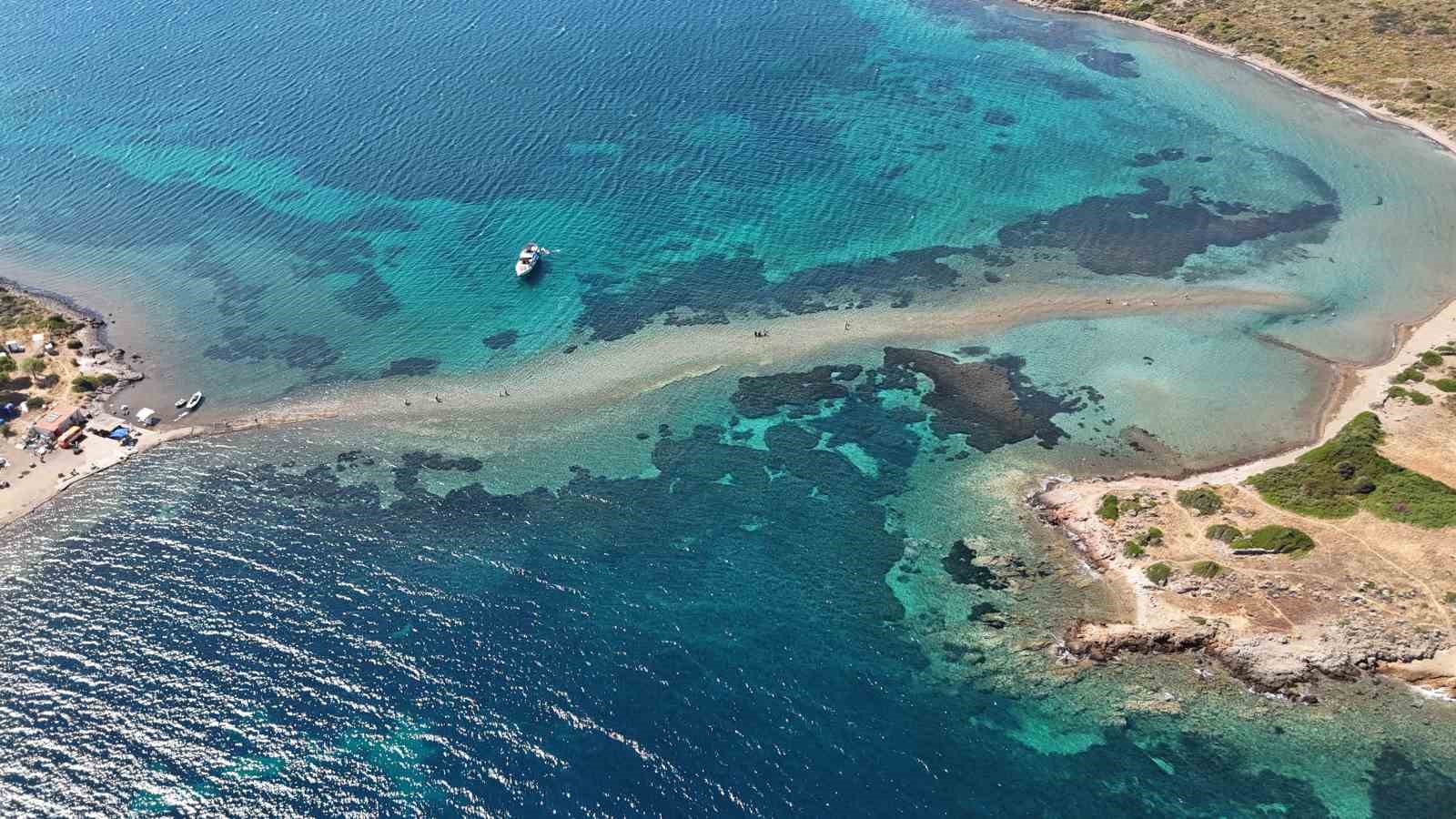 adadan-adaya-denizin-icinden-yuruyerek-geciyorlar