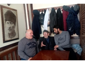 107 Yaşındaki Babasını Sıkılmasın Diye İşe Götürüyor