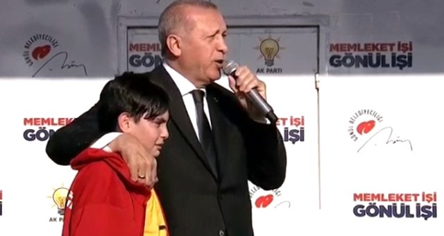 Gözyaşları İçerisinde Kürsüye Çıkan Küçük Çocuğun Sözleri Erdoğan'ı Duygulandırdı: Aşığım Size