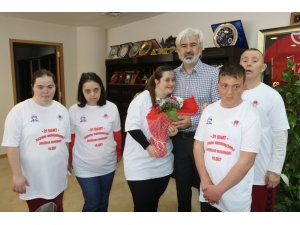 Down Sendromlu Çocuklar Başkan Koltuğuna Oturdu