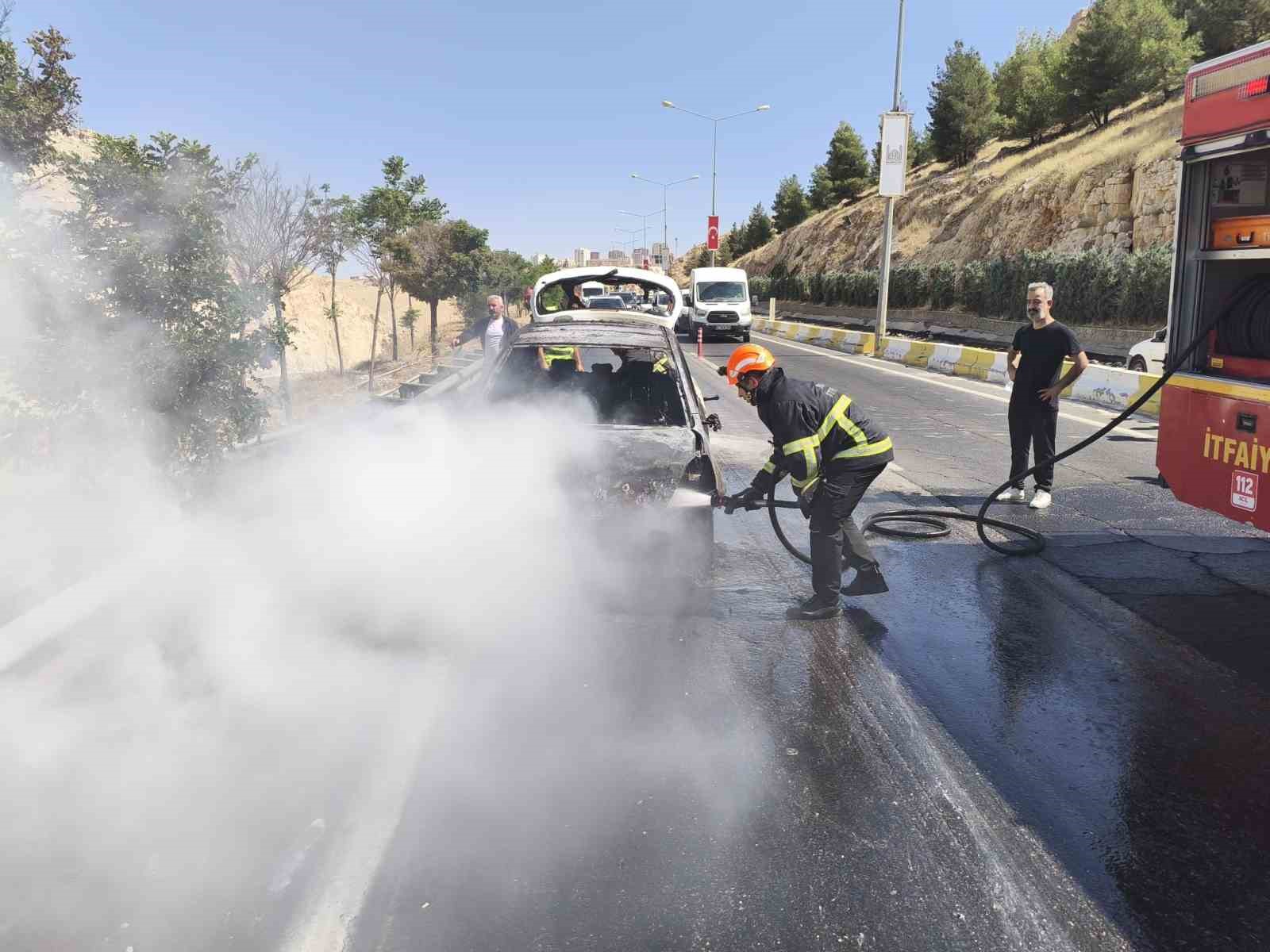 mardin-de-seyir-halindeki-otomobil-yandi