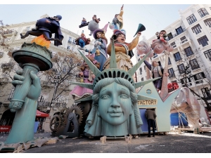 İspanya’daki Bahar Şenliklerine Binlerce Kişi Katıldı