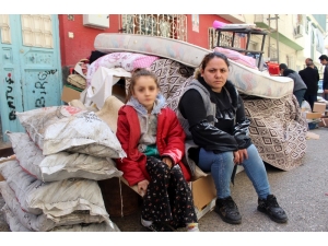Üç Çocuğu Ve Eşyalarıyla Birlikte Sokağa Atıldı