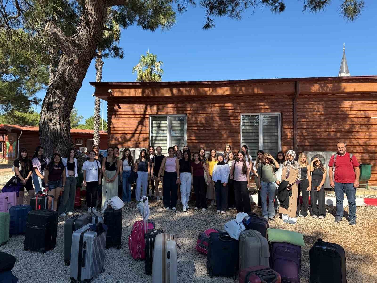 aydinli-gencler-ucretsiz-genclik-kampi-icin-antalya-yolcusu