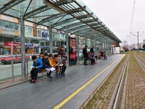 Ortaokul Öğrencilerinden Tramvay İstasyonunda Kitap Farkındalığı