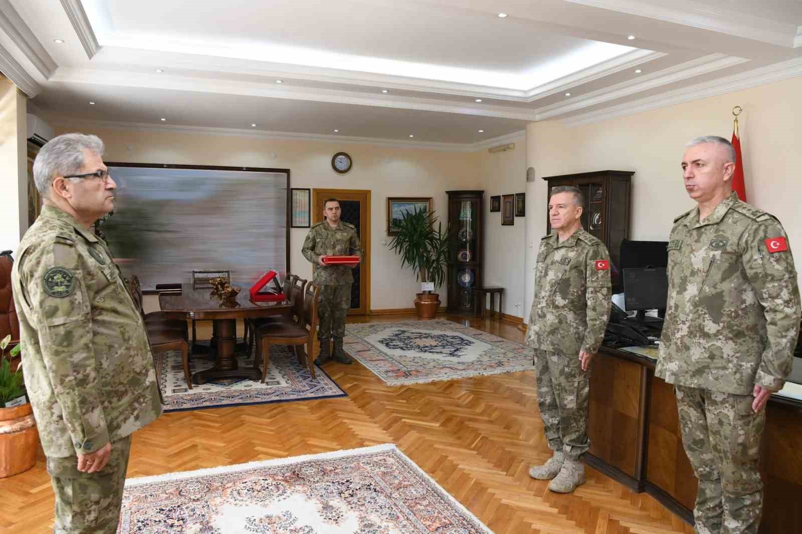 erzincan-3-uncu-ordu-komutanliginda-devir-teslim-toreni-gerceklestirildi