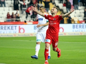 Hakan’dan Kariyer Rekoru