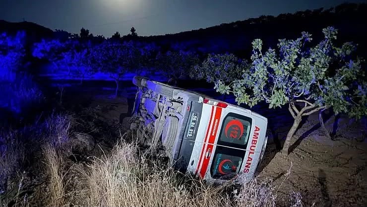 siirt-te-saglikcilar-devrilen-ambulansta-kazayi-yara-atmadan-atlatti