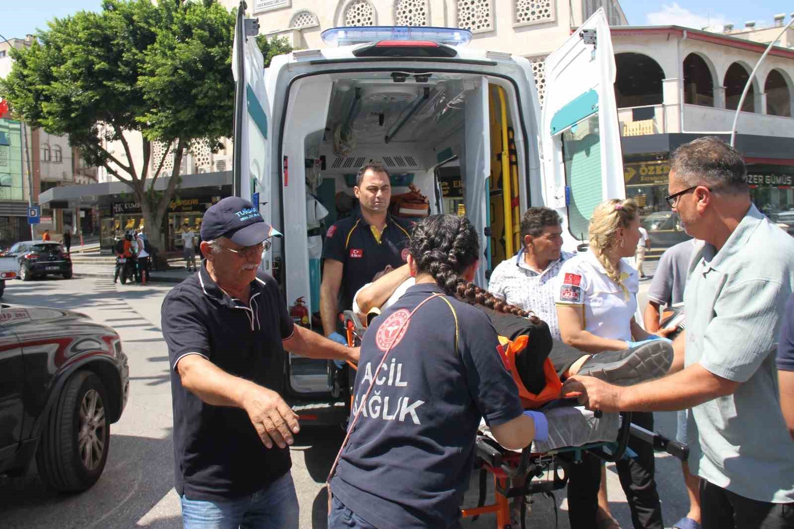 serik-te-hafif-ticari-arac-ile-motosiklet-carpisti-1-yarali
