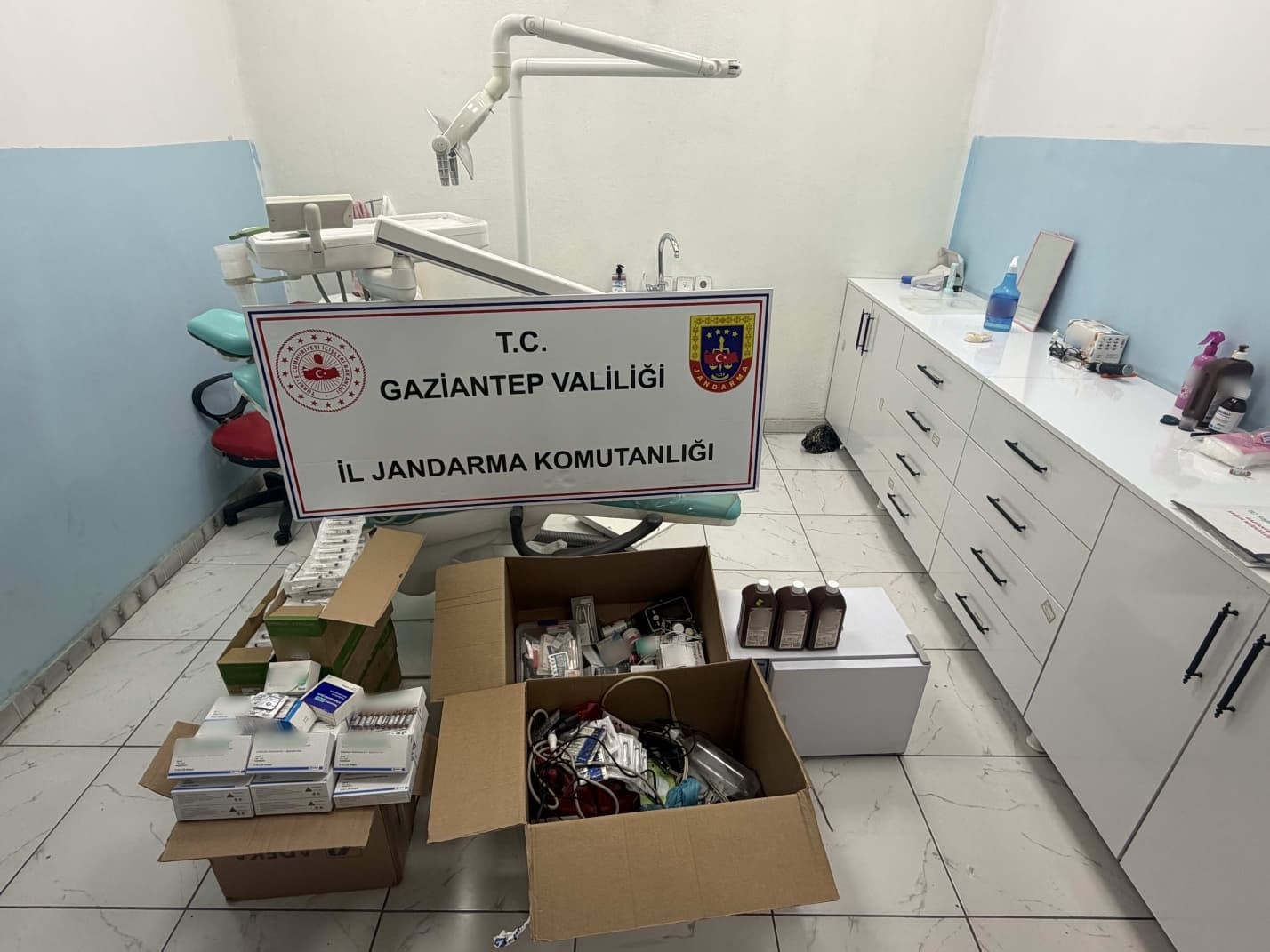 gaziantep-te-ruhsatsiz-dis-klinigine-jandarma-operasyonu-2-sahte-doktor-yakalandi