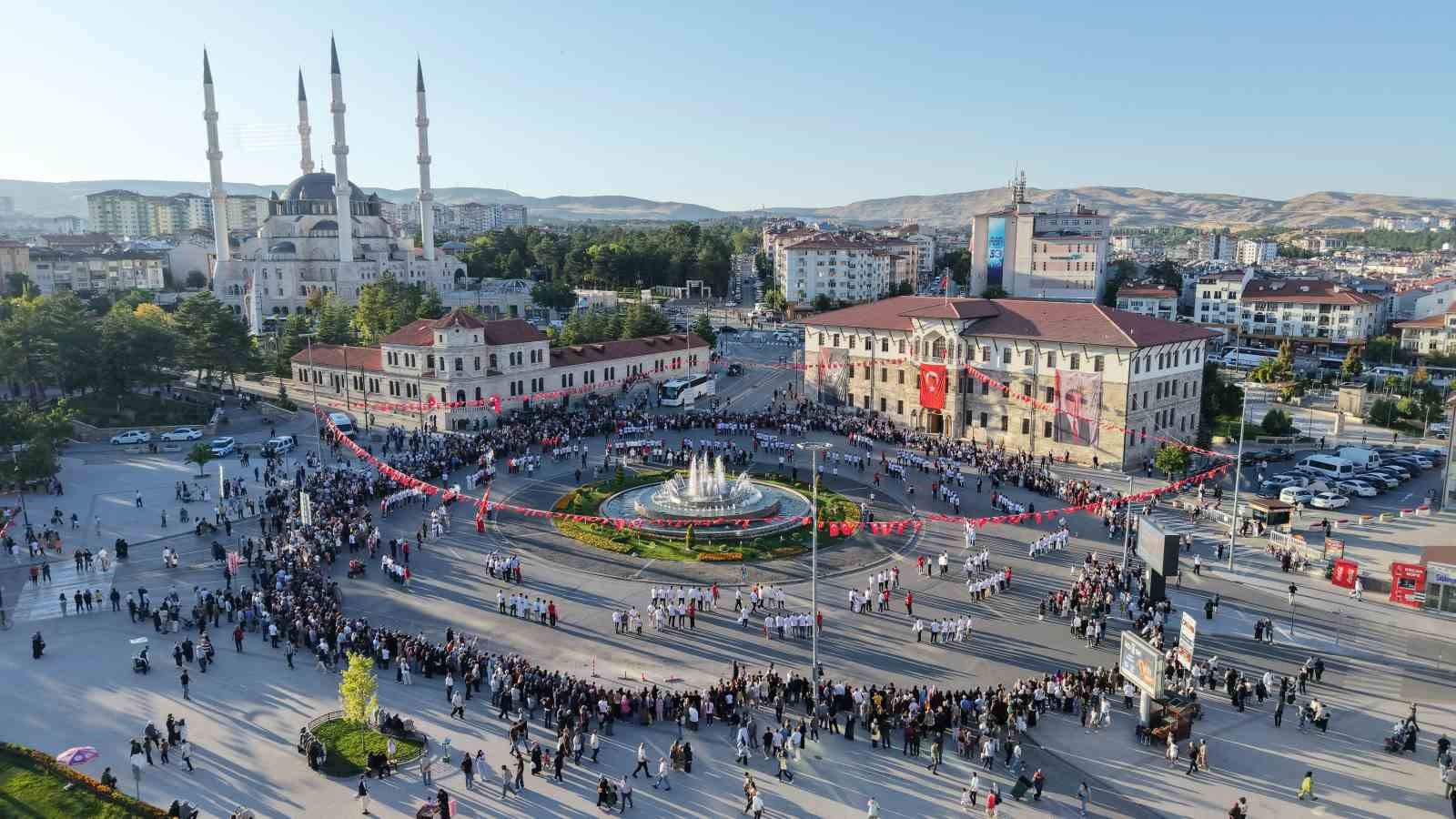 muzigi-duyan-meydana-akin-etti-bin-58-kisi-halayda-bulustu
