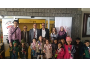 Tiyatroya Gitmemiş Minik Öğrenciler İçin Sahnelediler