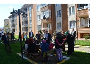 Başkan Recep Tuna, Cumayeri’nde Sıkmadık El Bırakmıyor