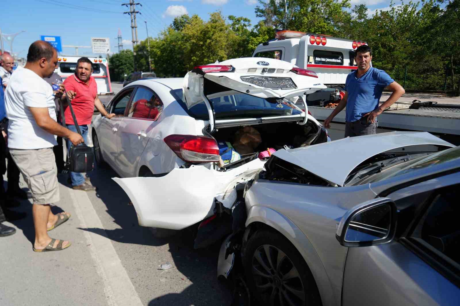 yavaslayan-trafik-zincirlemeye-kazaya-sebep-oldu-1-i-cocuk-3-yarali