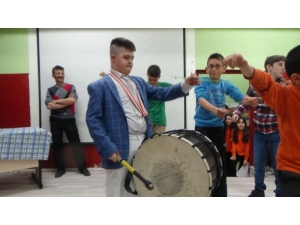 Down Sendromulu Gencin Davul Şovu