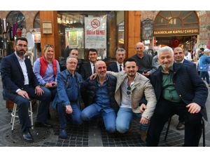 Dündar Esnafa Türk Bayrağı Hediye Etti