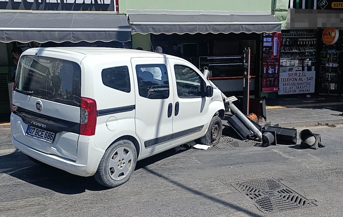 ticari-taksiyle-carpisan-hafif-ticarinin-is-yerine-girmesini-trafik-lambalari-onledi