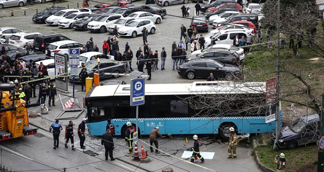 Beyazıt'ta Dehşete Düşüren Otobüs Kazası Güvenlik Kameralarına Yansıdı