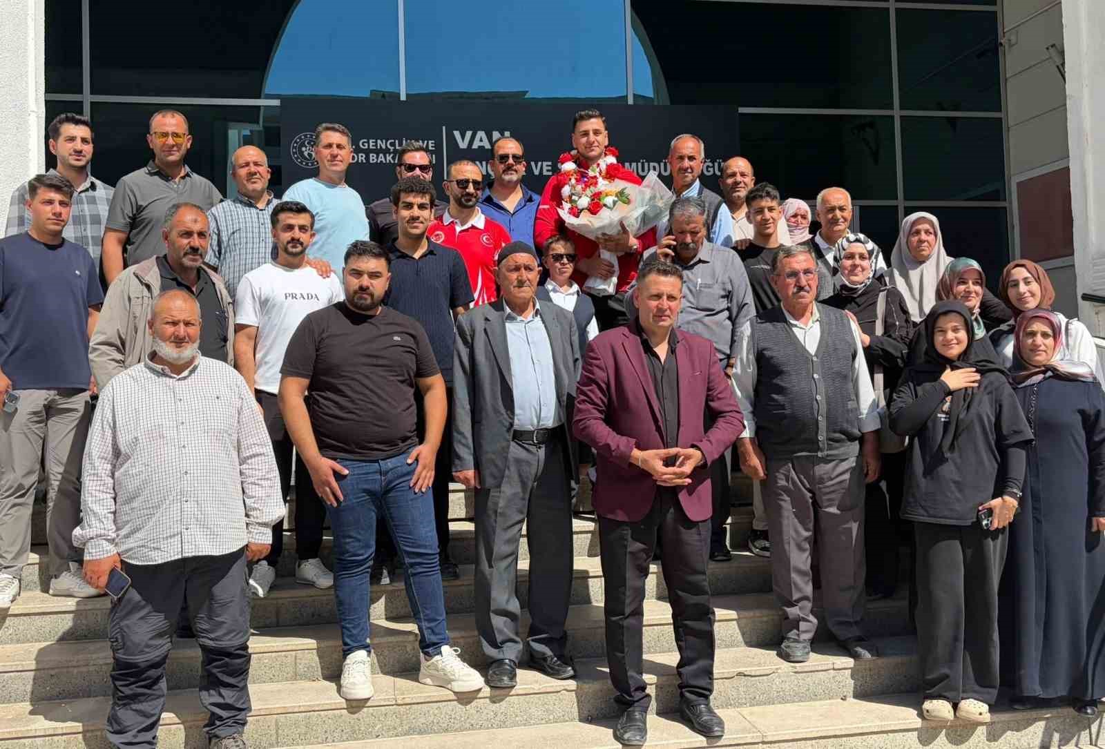 dunya-sampiyonu-furkan-bilici-davul-zurnayla-karsilandi