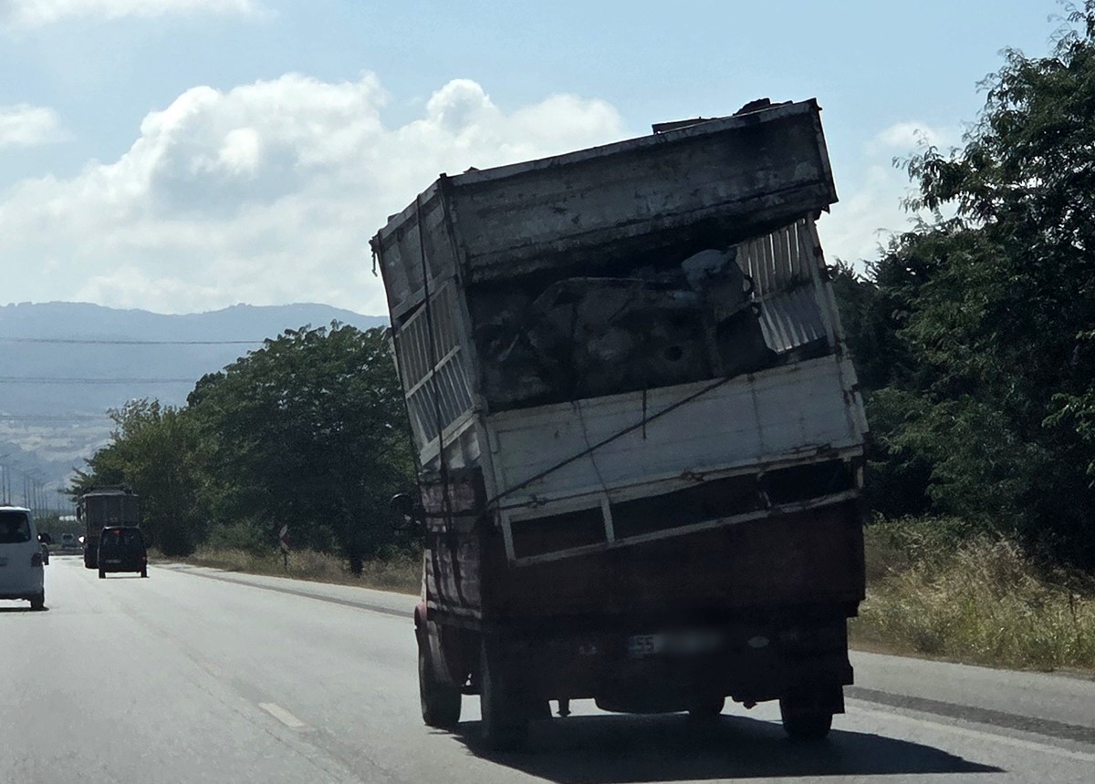 hurda-kasalari-egik-sekilde-tasiyan-kamyonet-tehlike-olusturdu