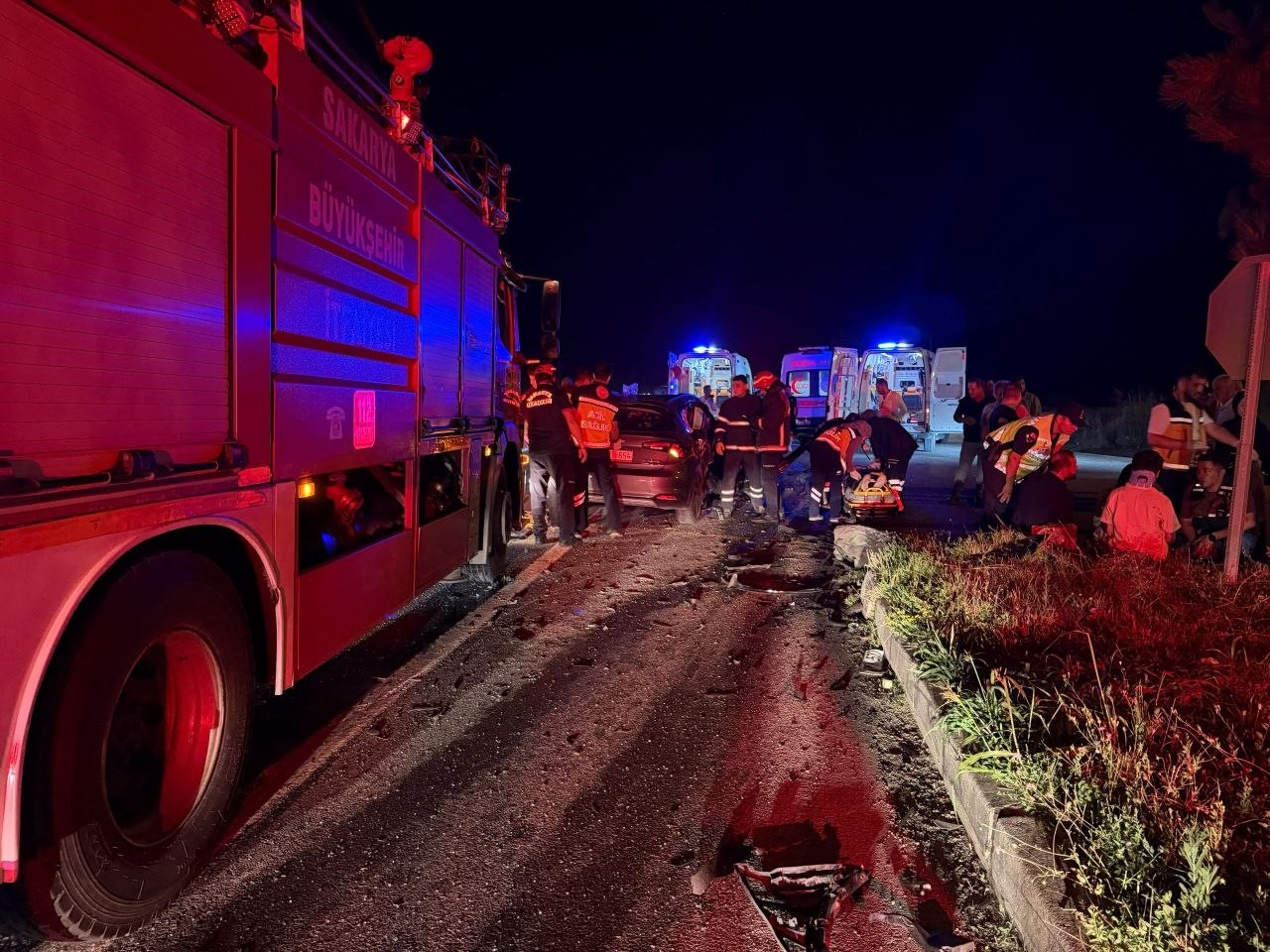 sakarya-da-iki-otomobilin-carpistigi-kazada-5-kisi-yaralandi