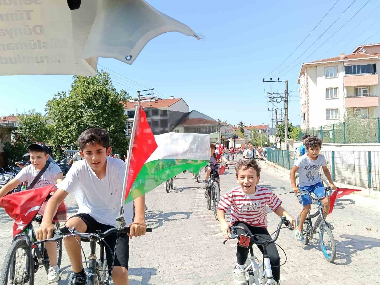 yenice-de-genc-pedallar-ozgur-gazze-icin-bisiklet-turu-duzenlendi