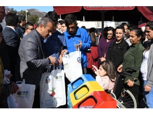 Tunceli’de "Sıfır Atık" Projesi Kapsamında Pet Şişe Getirene Bez Çanta