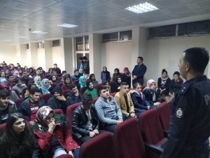 Öğrencilere Teknoloji Bağımlılığı Ve Trafik Kuralları Eğitimi Verildi