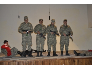 Gülpınar Öğrencilerin Tiyatro Davetini Geri Çevirmedi