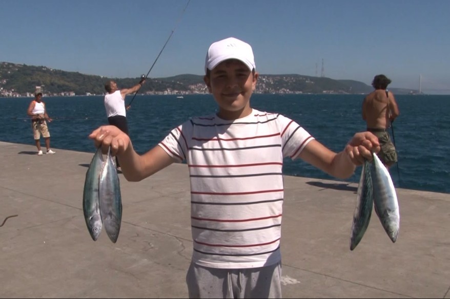 sariyer-sahilinde-palamut-bollugu-oltasini-alan-sahile-kostu
