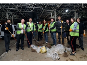 Öğrenciler Temizlik İşçileri İle Sokak Süpürdü, Çöp Topladı