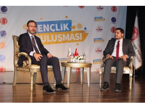 Bakan Kasapoğlu Üniversitelilerle Bir Araya Geldi