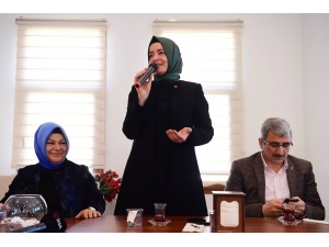 Fatma Betül Sayan Kaya Ve Av. Şeyma Döğücü’den ’Ulu Çınarlar’a Anlamlı Ziyaret